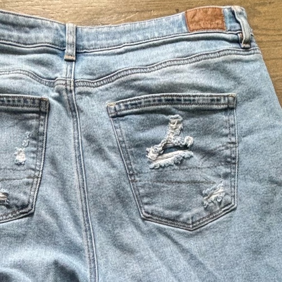 American Eagle Distressed Light Wash Mom Jean Size 16 - Picture 4 of 10